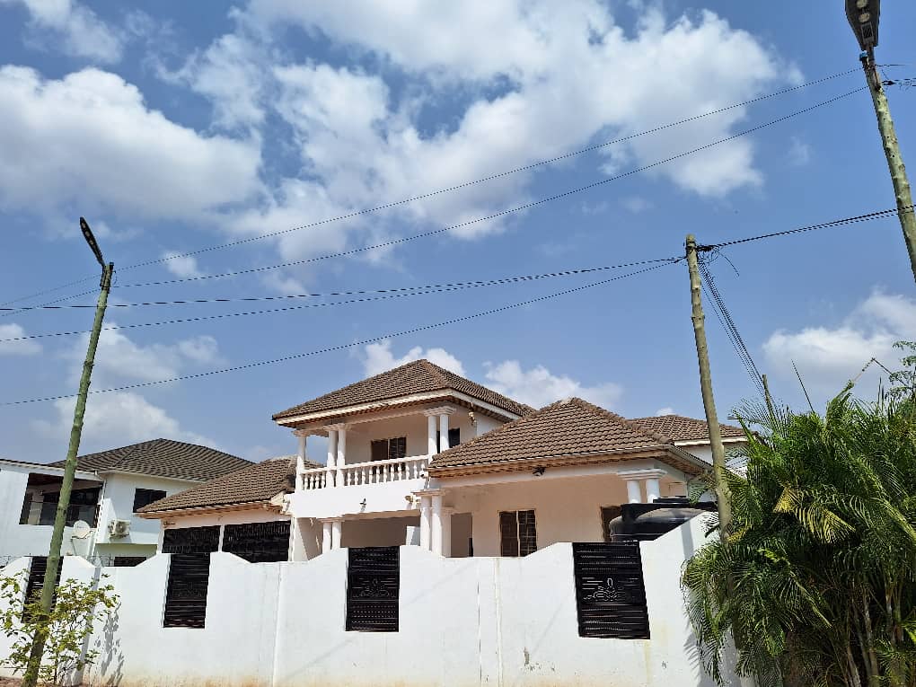 3 bedroom house for sale with 2 garages 1